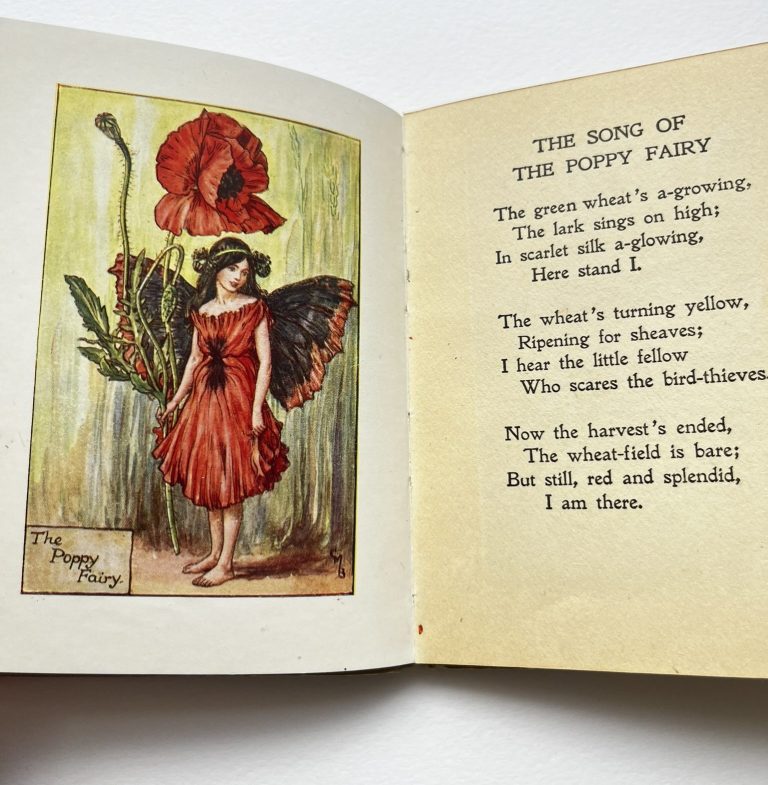 Uppslag ur Flower Fairies-bok av Cicely Mary Barker med The Poppy Fairy